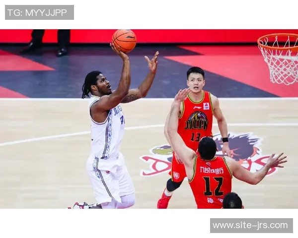 快船与篮网激战正酣比分悬念不断引发球迷热议 快船与篮网激战正酣比分悬念不断引发球迷热议